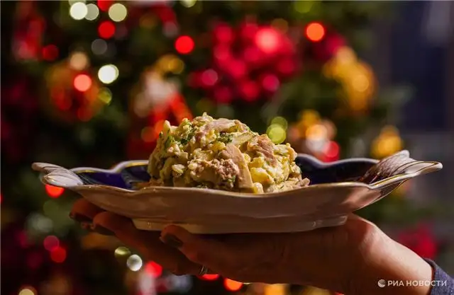 Секрет нежного оливье с сочной курицей для праздничного стола