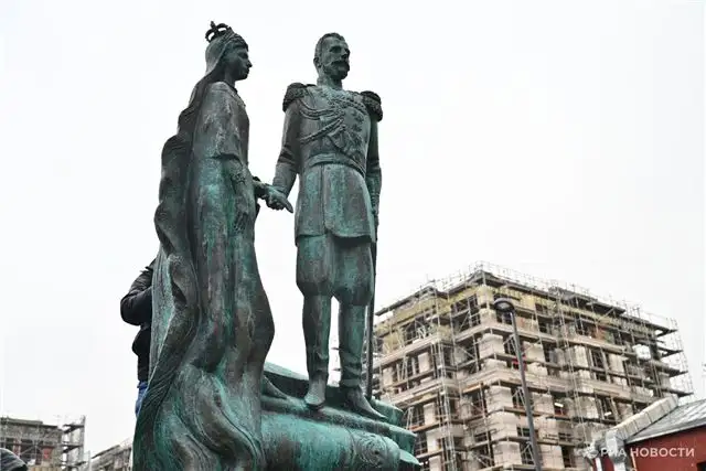Цветы у памятника Романовым в Климентовском переулке возложены в Москве
