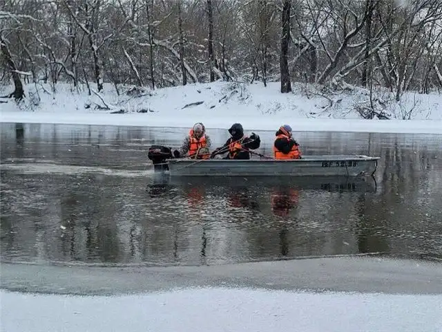 В Брянске спасатели и добровольцы продолжают поиски детей, упавших под лед, уже две недели