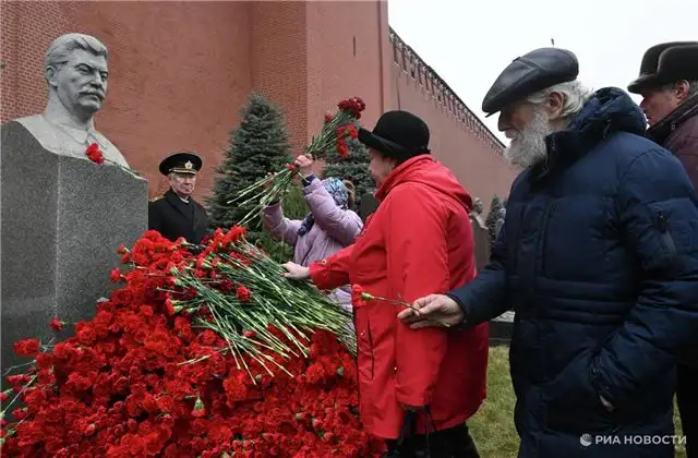 Члены КПРФ почтили память Сталина цветами у кремлевской стены