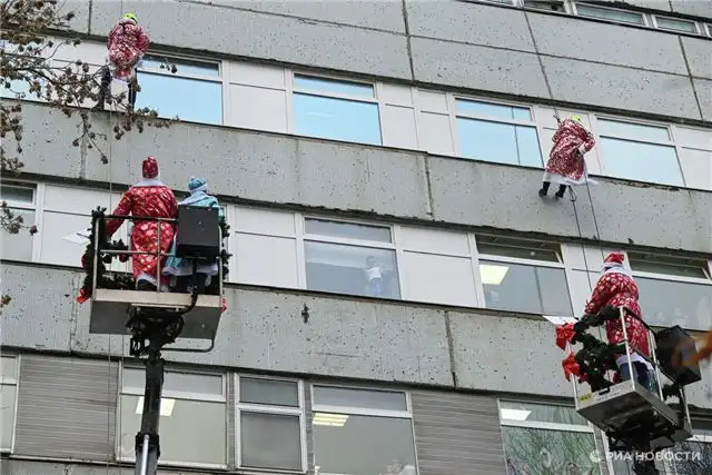 В больнице Пирогова организовали праздничное событие с участием Дедов ...