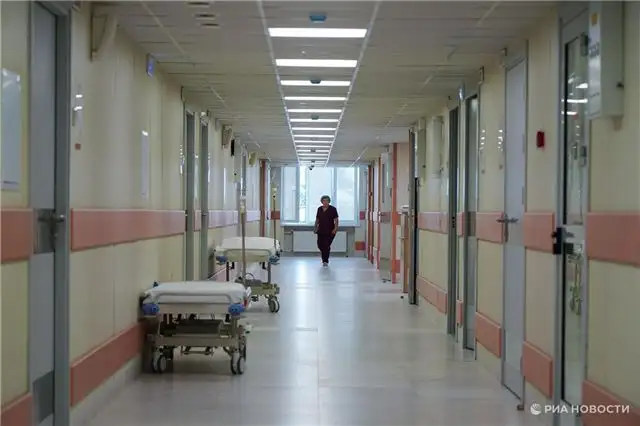 В ХМАО трое детей госпитализированы после падения снега с крыши спортивного корта