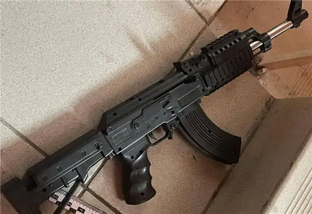 СК расследует случай травмы учителя после выстрела из игрового автомат...