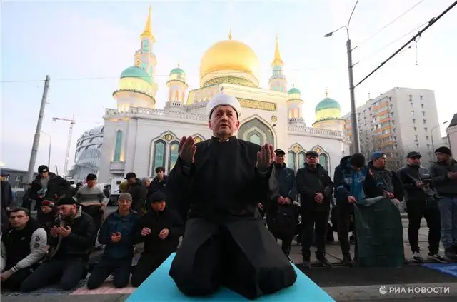 Торжественная молитва в честь Ураза-байрам в главной мечети Москвы