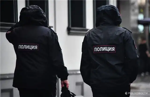 В Петербурге школьница стала жертвой аферистов и перевела им свыше мил...