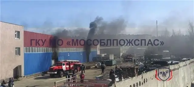 Пожар охватил склады научно-технического испытательного центра в Дубне