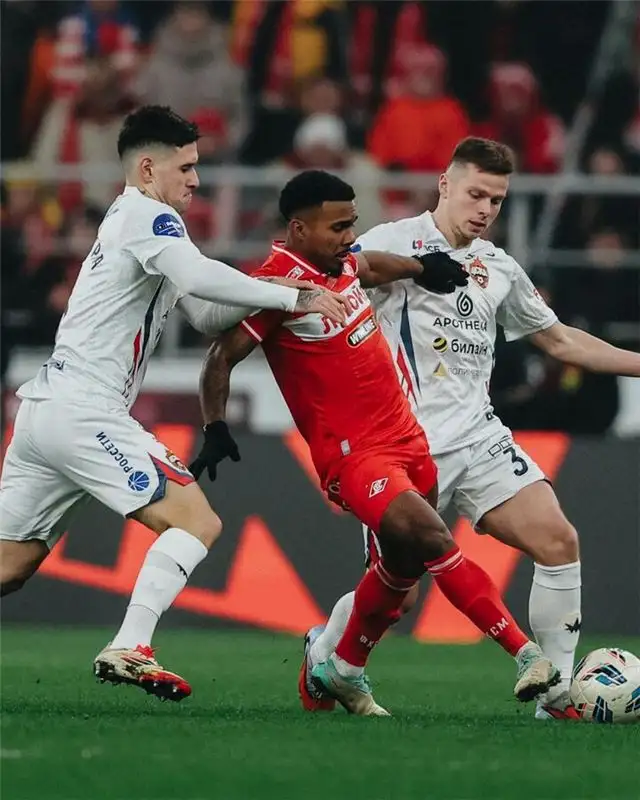 Игрок ЦСКА Лукин удивлён, почему VAR не заметил игру рукой перед голом...