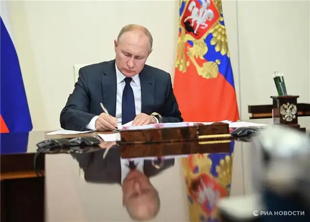 Президент Путин повысил зарплаты сотрудникам центрального аппарата ФСВТС