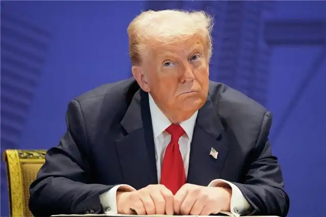 Breitbart — В 2025 году Дональд Трамп говорил больше 223 часов п...